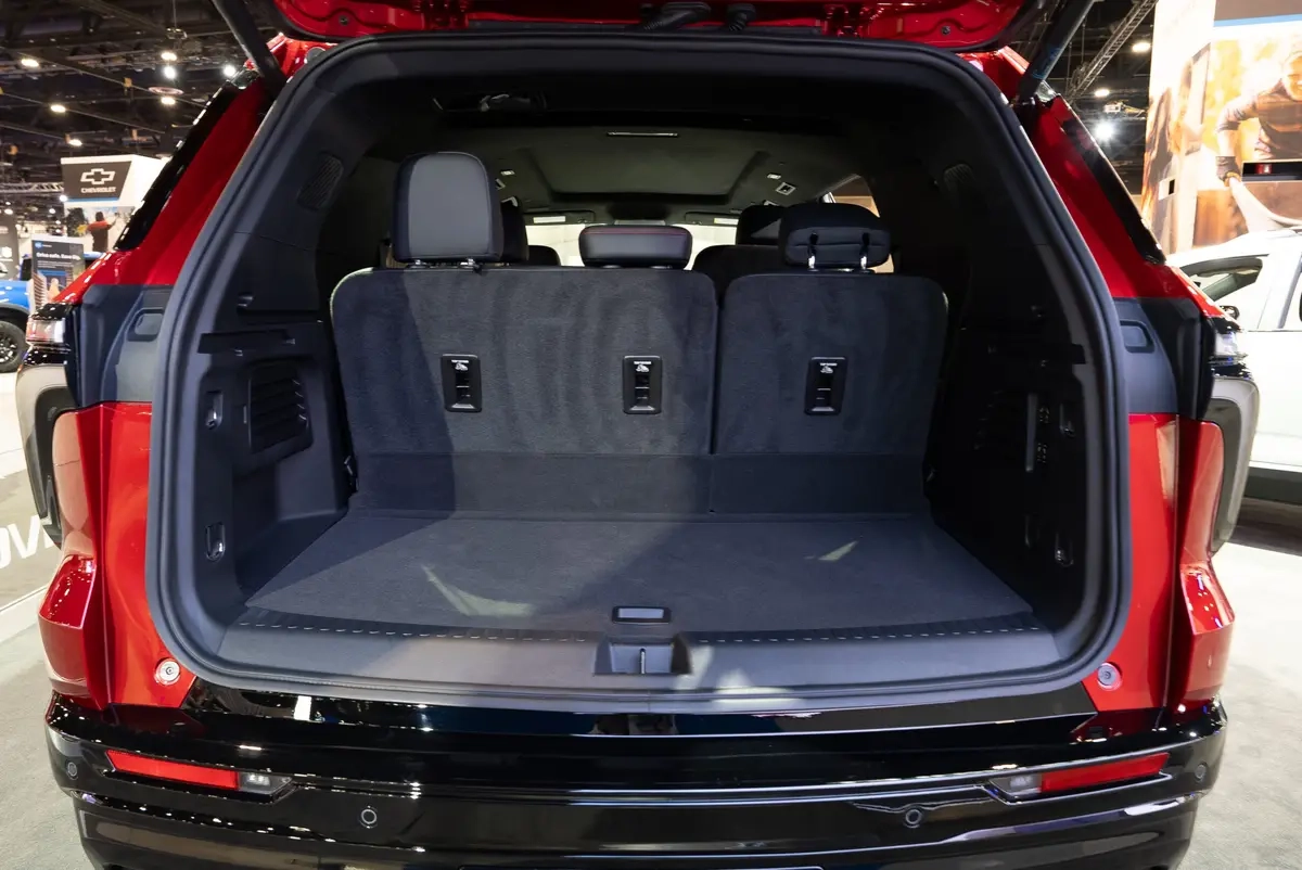 Auto Show Faceoff 2024 Chevrolet Traverse Vs 2025 Ford Explorer Cars