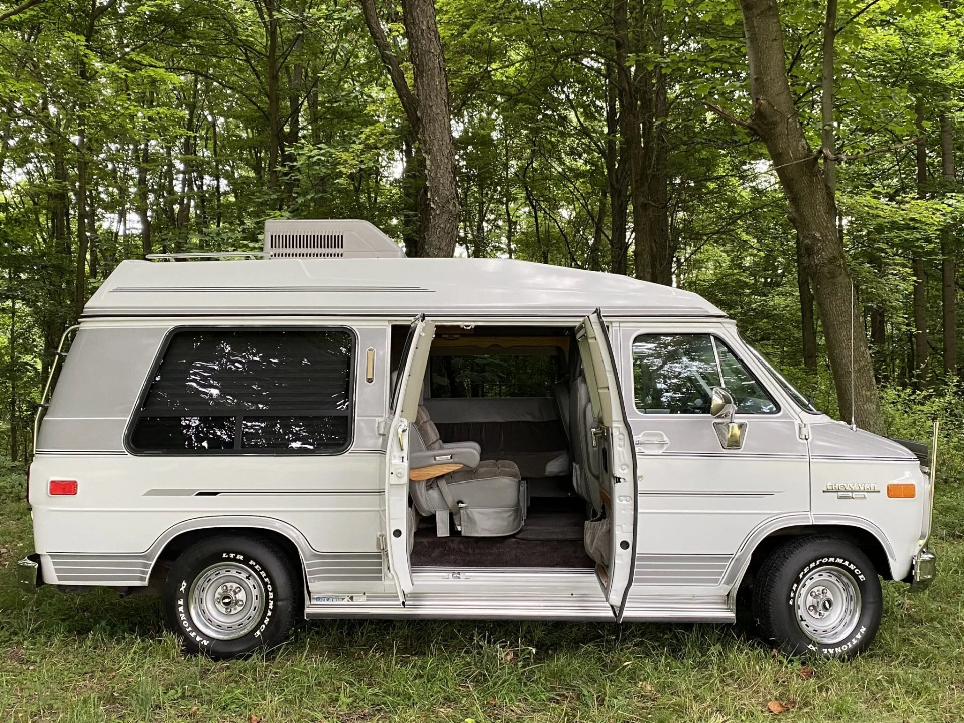 Jaw Dropping Chevrolet G20 Rocky Ridge Weekender Camper Van Sells With No Reserve Autoevolution
